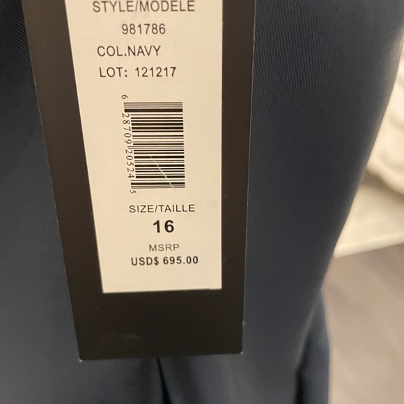 New evening gown with the sequins on the front, made by David Meister. Size 16. - Picture 7 of 11